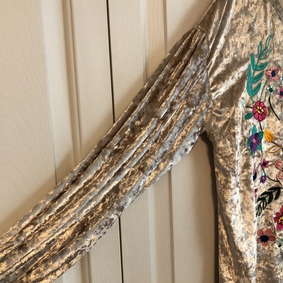 Kori America Embroidered Floral Crushed Velvet Oversized Top Size Small - Picture 4 of 7